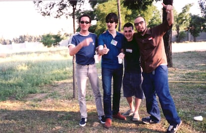 Varios de los empresarios más reputados del 'indie' español empezaron recogiendo cartones por las calles de Madrid... para poder empaquetar los discos y mandarlos por correo. Esta foto es histórica puesto que reúne a 'Lagarto', de Animal Records); Iñigo, de Munster; Luis Calvo, de Elefant, y Carlos Galán, de Subterfuge. Fue antes de que las primeras rencillas empezasen a resquebrajar el buen rollo de aquellos primeros tiempos.