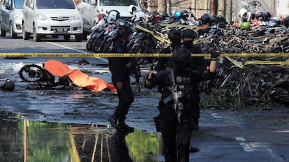 La policía inspecciona una de las iglesias Surabaya (Indonesia).