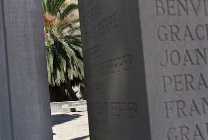 Monolitos del Fosar de la Pedrera, en el cementerio de Montju&iuml;c.