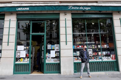 Un hombre, delante de la librería L'Ecume des Pages, de París, en noviembre.