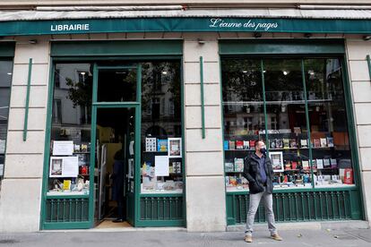 Un hombre, delante de la librería L'Ecume des Pages, de París, en noviembre.