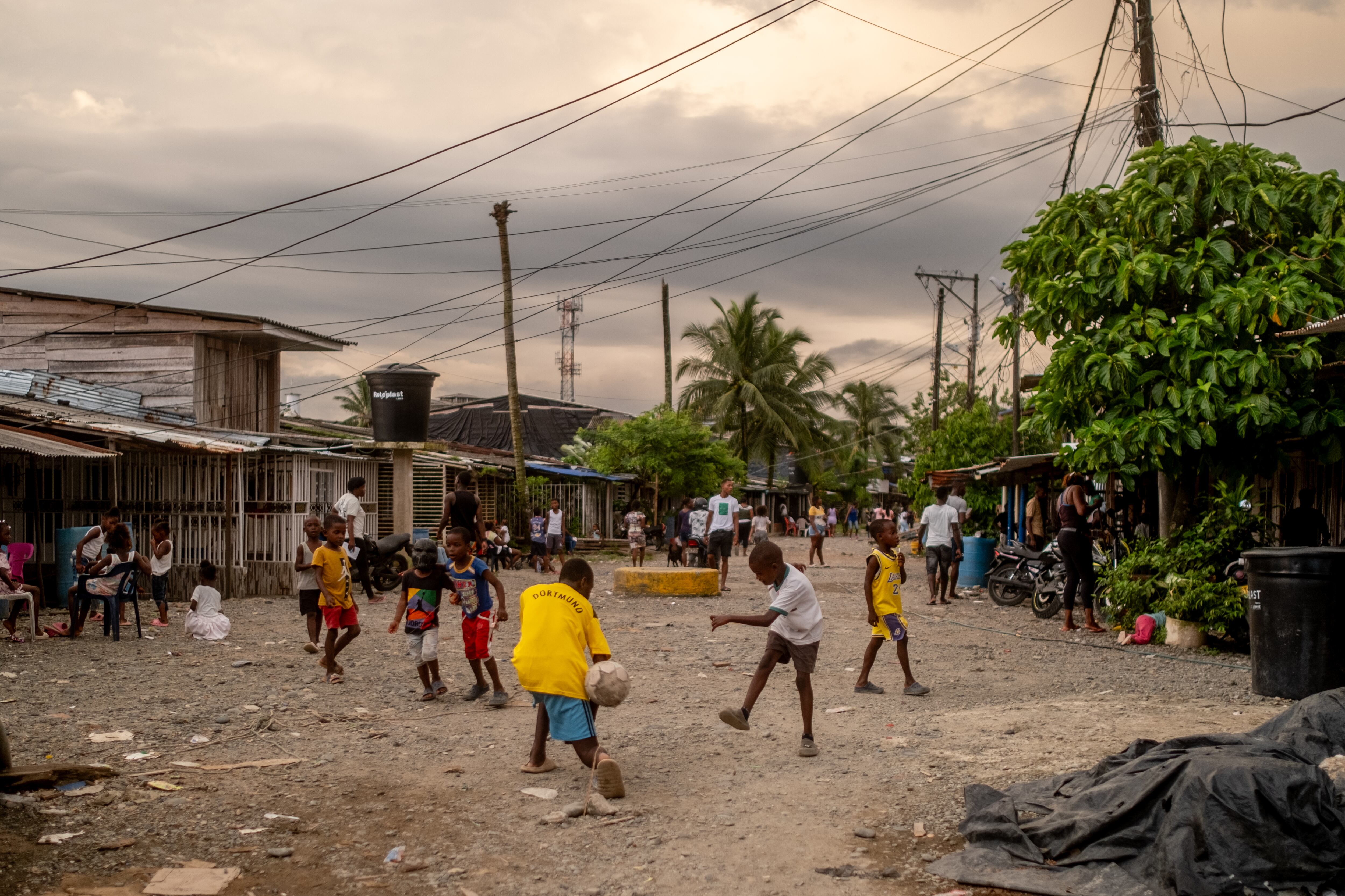 Niños juegan en la calle, el 4 de agosto en Buenaventura.