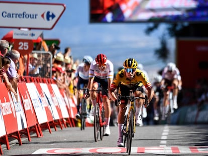 Team Jumbo's Slovenian rider Primoz Roglic crosses the finish line in first place during the 4th stage of the 2022 La Vuelta cycling tour of Spain, a 152.5 km race from Vitoria-Gasteiz to Laguardia, on August 23, 2022. (Photo by ANDER GILLENEA / AFP)