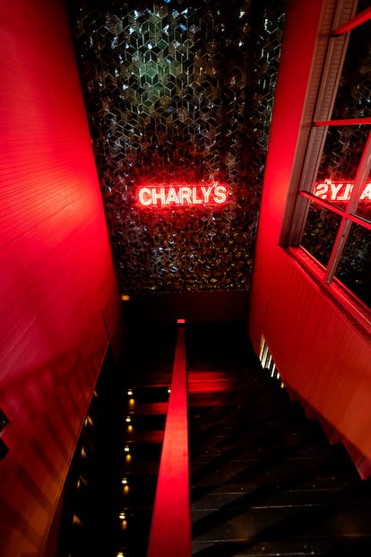 El bar Charly's se encuentra en el sótano del restaurante Casa Natalia. 