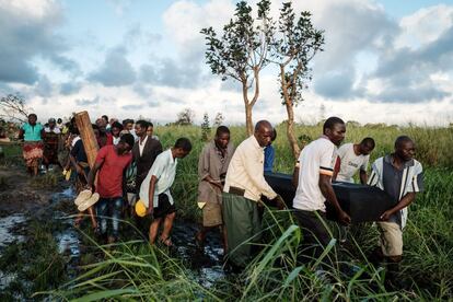 La gente porta el ataúd de Tomas Joaquim Chimukme durante su funeral, una de las víctimas del paso del ciclón Idai, en Beira (Mozambique), el 20 de marzo de 2019. 