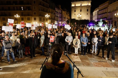 Un grupo de manifestantes piden este viernes la dimisión del 'president' de la Generalitat, Carlos Mazón, en Valencia por la gestión de las riadas.
