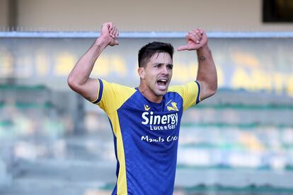 Gio Simeone celebra uno de sus cuatro goles, este domingo en el estadio de Verona.