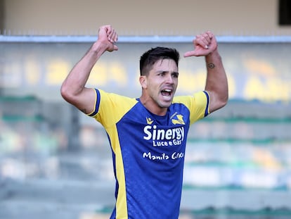 Gio Simeone celebra uno de sus cuatro goles, este domingo en el estadio de Verona.