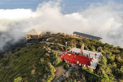 Los agricultores hacen una bandera nacional china de chile y maíz en la montaña Longquan en Lishui, en la provincia oriental china de Zhejiang.