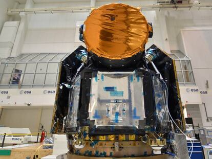 El satélite Cheops, en la sala blanca de Airbus en Madrid.