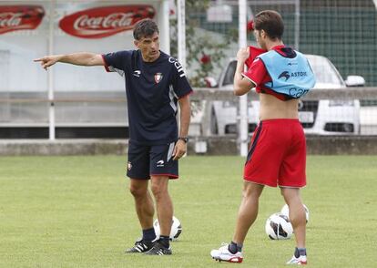 Mendilibar, durante un entrenamiento con Osasuna