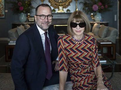 Costos, con Anna Wintour, editora de Vogue USA, durante una producción  para El País Semanal en la embajada de EE UU en España (2015).