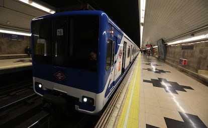 Vagones del Modelo 5.000 circulando por la Línea 9 de Metro de Madrid.
