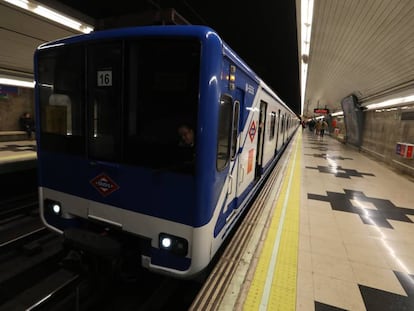 Vagones del Modelo 5.000 circulando por la Línea 9 de Metro de Madrid.