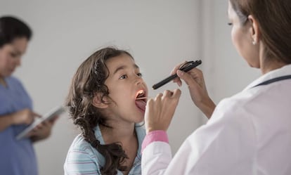 Una médico revisa a una niña.