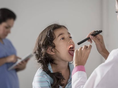 Una médico revisa a una niña.