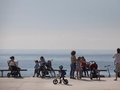 Niños y familias en el paseo marítimo de Barcelona.