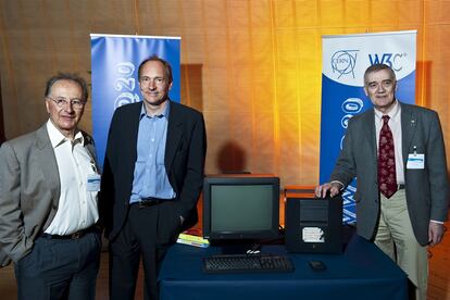 Ben Segal (izquierda) junto a Tim Berners-Lee (centro) y Robert Cailliau (derecha) posan con el ordenador NeXT con el que se creó la web.