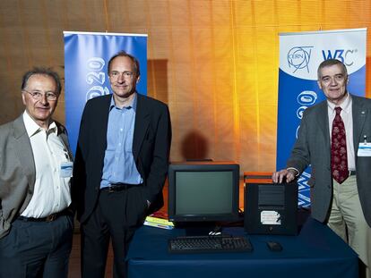 Ben Segal (izquierda) junto a Tim Berners-Lee (centro) y Robert Cailliau (derecha) posan con el ordenador NeXT con el que se creó la web.