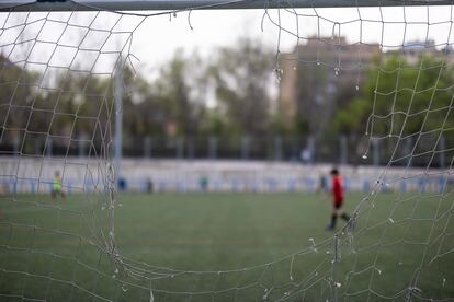 Una de las porterías del campo de fútbol municipal David Diez de la Cruz, en Villaverde (Madrid), el 19 de marzo de 2024.