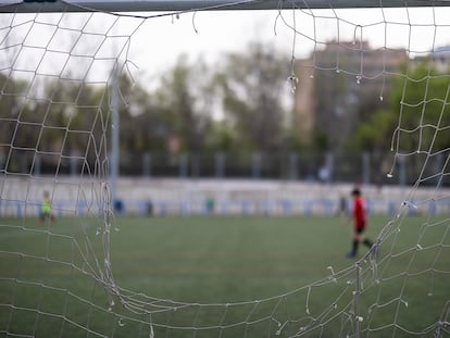 Una de las porterías del campo de fútbol municipal David Diez de la Cruz, en Villaverde (Madrid), el 19 de marzo de 2024.