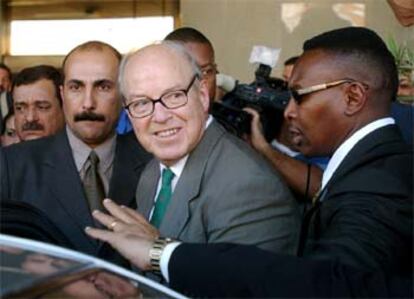 El jefe de los inspectores de la ONU, Hans Blix, a su llegada al aeropuerto Sadam Husein de Bagdad.