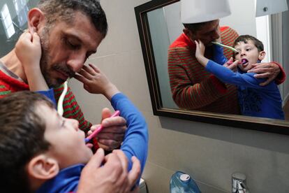 Fernando y su hijo Martín se lavan los dientes en el baño de su casa. "La paternidad es una faceta que te va a perdurar toda la vida y a veces para vivirla debes tomar decisiones a corto plazo, resetear tu vida". Junto con Berta, procura distribuir las tareas familiares de cada semana de manera que cada uno pueda compartir mínimo 2 o 3 horas con sus hijos, cumplir con sus obligaciones laborales y contar con espacios de despeje, como hacer ejercicio, o disfrutar de tiempo de esparcimiento con otros padres.