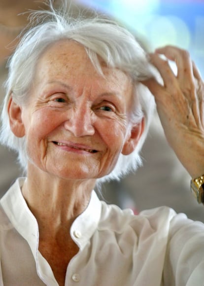 Margot Honecker durante su visita a un hospital en 2008.