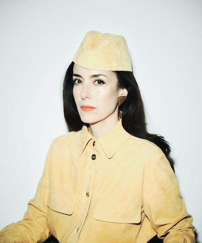 Gorro, camisa y pantalón, todo de piel, de LORO PIANA. Los pendientes son de HERMÈS.
