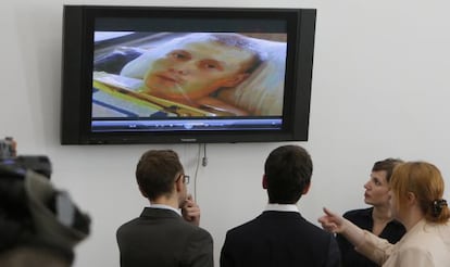 Periodistas miran el vídeo de Aleksandr Aleksándrov, este lunes en Kiev.