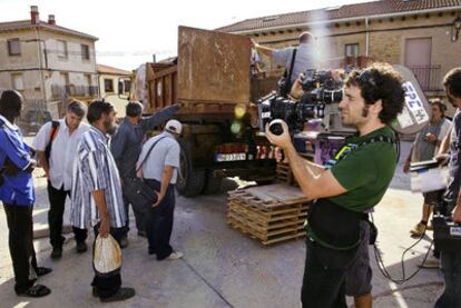 En la filmación de una película se puede aprender mucho sobre el reparto de los roles en los equipos de trabajo.