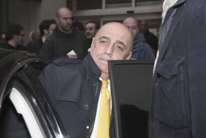 El vicepresidente del Milan, Adriano Galliani, a la salida del hospital el pasado miércoles.