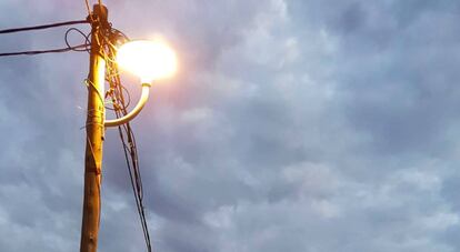 Luz eléctrica iluminando el campo de refugiados de Adi-Harush, en Shire (Etiopía).