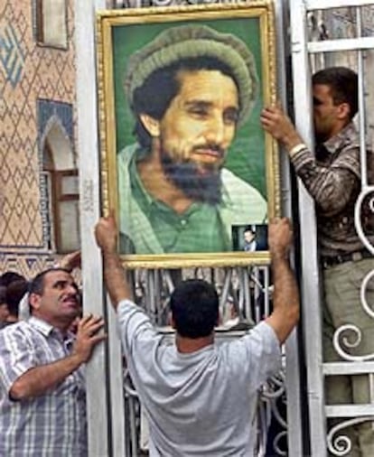 Miles de personas rindieron un último homenaje al comandante Ahmed Sha Masud, en el valle del Panshir, región de la que procedía el líder de la oposición antitalibán. Ahmed Sha Masud, héroe de la resistencia afgana a la invasión soviética, fue víctima de un ataque suicida perpetrado el pasado domingo día 9, dos días antes del atentado terrorista contra Estados Unidos. En la imagen, varias personas cuelgan una fotografía de Masud.
(REUTERS)