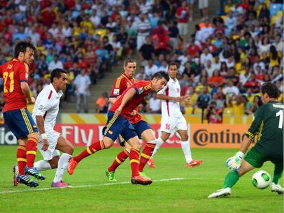 Villa anota uno de sus tres goles ante Tahití.