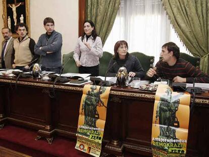 Los dos concejales de ANV en Pamplona, Mariné Pueyo y Mikel Gastesi, sentados, durante el pleno.