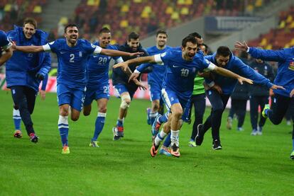 Los jugadores griegos celebran la clasificación al término del partido en Bucarest.