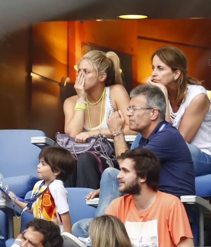 

Shakira suele acudir a los partidos de su pareja Gerard Piqué. Siempre es foco de los paparazis, que suelen captar los momentos en los que más sufre. En la imagen, Shakira y Milan durante un partido de España en la Eurocopa, en 2016.
