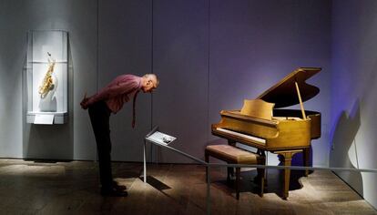 Un hombre observa un piano perteneciente al pianista y cantante Jerry Lee Lewis, conocido como 'The Killer' este lunes en el Museo Metropolitano en Nueva York.