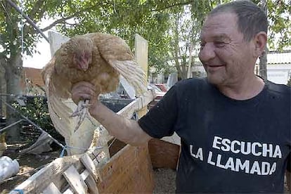 Un hombre en una pequeña explotación avícola cercana al humedal alavés de Salburua.