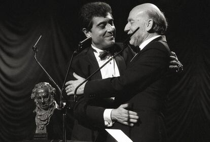 <b>1991. </b>En el duelo entre '¡Átame!', de Pedro Almodóvar, y '¡Ay, Carmela!', de Carlos Saura, ambas con 15 candidaturas, gana la segunda, que se lleva 13 premios. '¡Átame!' no recibe ni uno. Hubo protestas de periodistas: para 100 personas había solo un pequeño televisor… y funcionaba mal. En la foto, Andrés Pajares (i) recibe el premio al mejor intérprete masculino protagonista de manos de Adolfo Marsillach.
