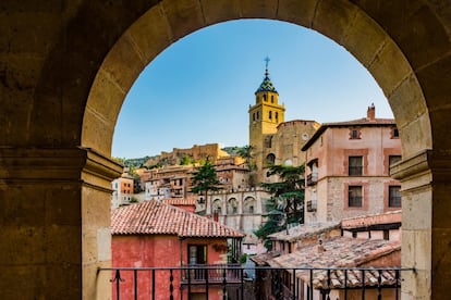 Todo es piedra en este pueblo, joya monocromática y espectacular en medio de las sierras turolenses, Para disfrutar del conjunto, nada como recorrer el paseo fluvial junto al meandro que abraza el pueblo o subir a las murallas: la vista del conjunto urbano merece el esfuerzo.