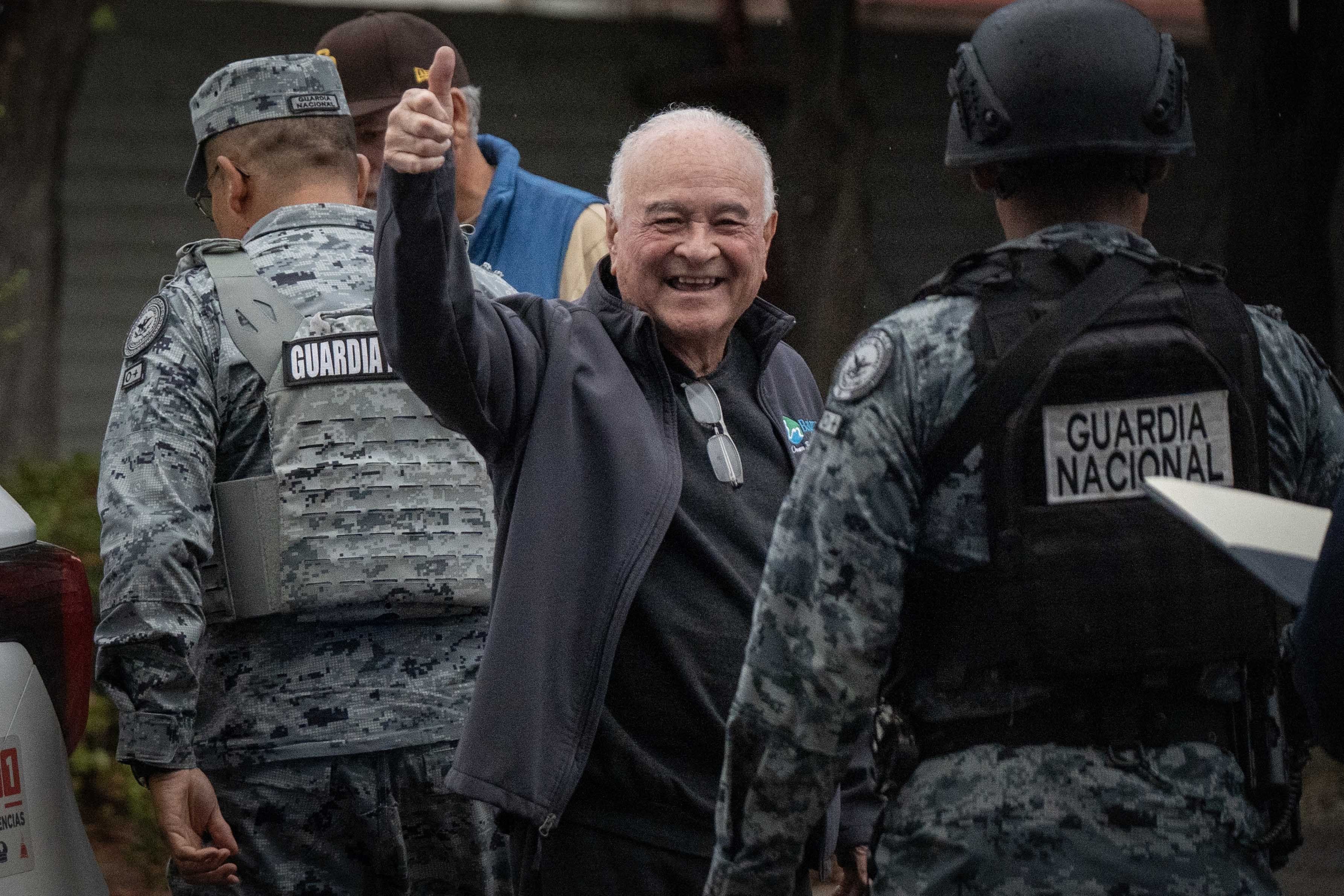 Ernesto Ruffo llega a su casa de Baja California donde cumplirá su arresto domiciliario por la trama de huachicol fiscal