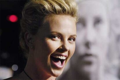 Charlize Theron, el pasado lunes en el preestreno de <i>North country</i> en Los Ángeles.