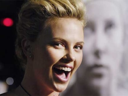 Charlize Theron, el pasado lunes en el preestreno de <i>North country</i> en Los Ángeles.