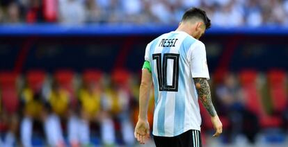 Messi, cabizbajo durante el duelo ante Francia.