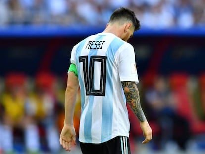 Messi, cabizbajo durante el duelo ante Francia.