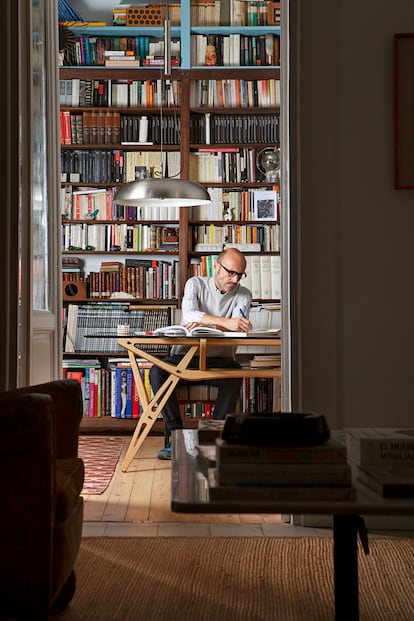 David Pastor, director creativo de la firma textil madrileña Rabadán, trabaja sobre el escritorio Reale, de Carlo Mollino, reeditado por Zanotta.