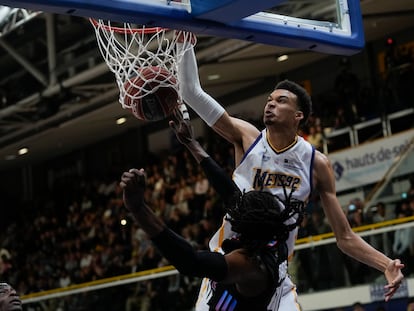 Boulogne-Levallois' Victor Wembanyama dunks during an Elite basketball match against Paris at the Palais de Sports Marcel Cerdan, Tuesday, May 16, 2023.