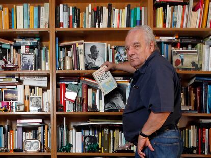 Javier Reverte, en su biblioteca, en 2011.